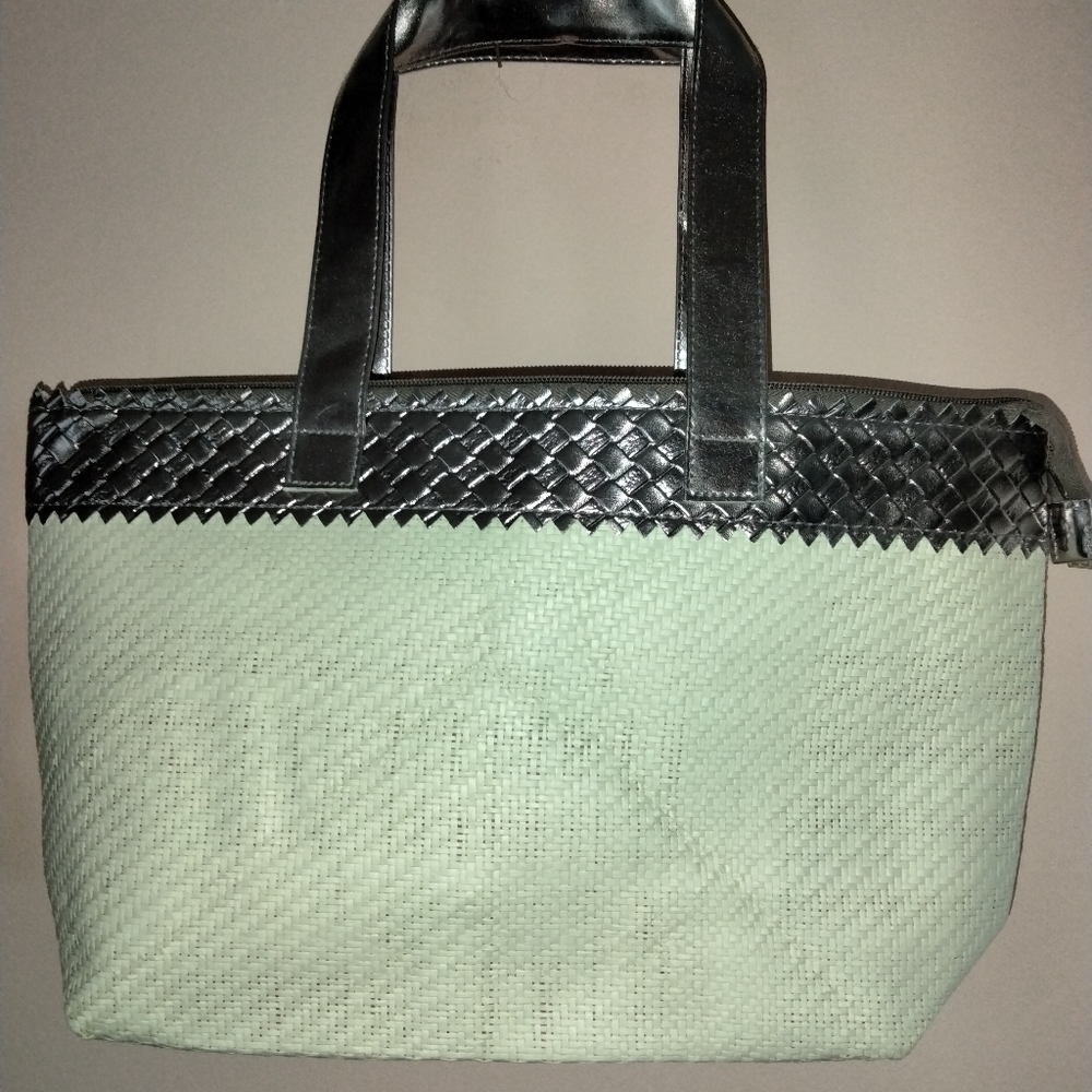 Elizabeth Arden raffia and bronze zippered tote with mini cosmetic bag NWOT
